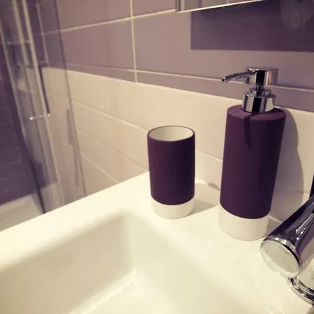 John B .&b. 2* לוקה