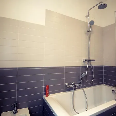 John B .&b. Konukevi Lucca